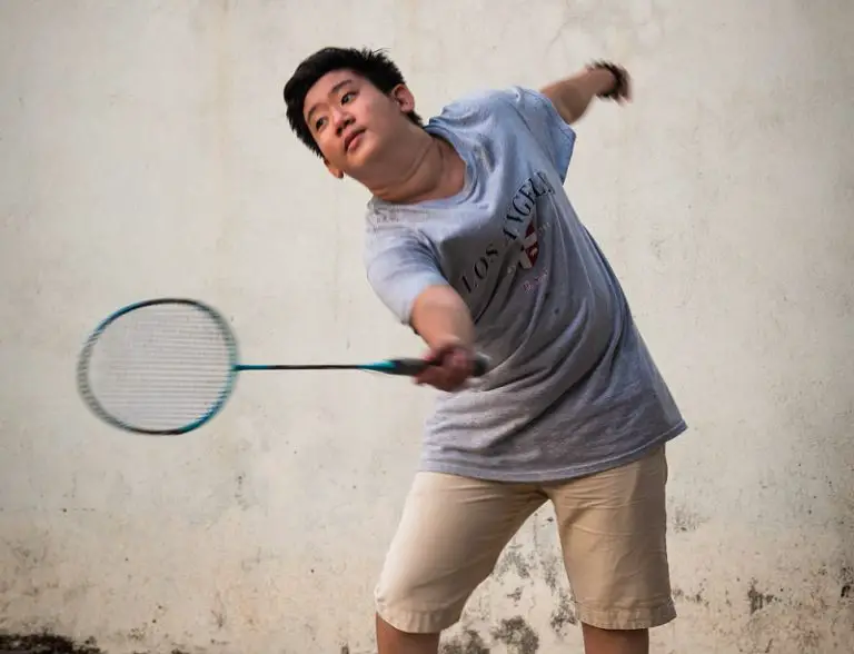 proper way of holding a badminton racket