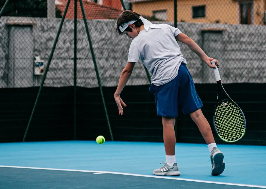 What is the advantage of serving with new tennis balls?