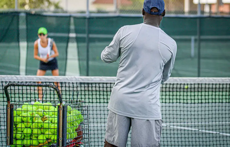 How much do tennis coaches earn?