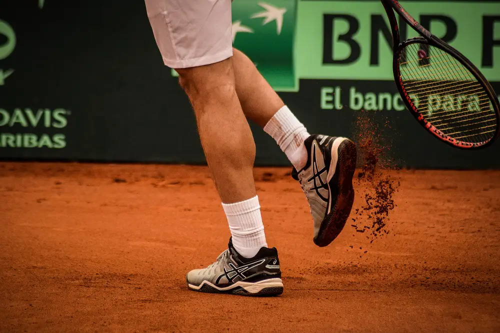 What makes it so difficult to play tennis on clay?